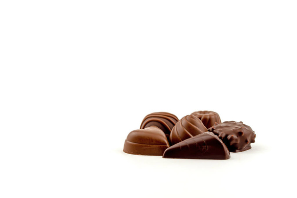 Beyaz Arkaplanda Çeşitli Çikolata Şekerleri - Fotoğraf, Görsel