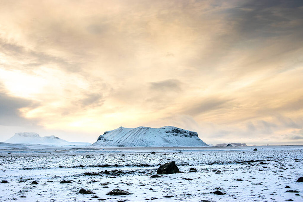 Фото пейзажа с горой на закате в Исландии
 - Фото, изображение
