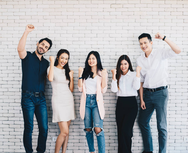 Business team festeggia un trionfo con le braccia alzate, Gruppo di uomini d'affari felici in smart casual
 - Foto, immagini