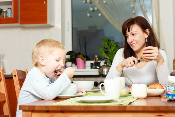 Family eating corn flakes and bread breakfast meal - Foto, afbeelding
