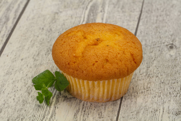Sladké chutné muffiny podávané mátový list - Fotografie, Obrázek