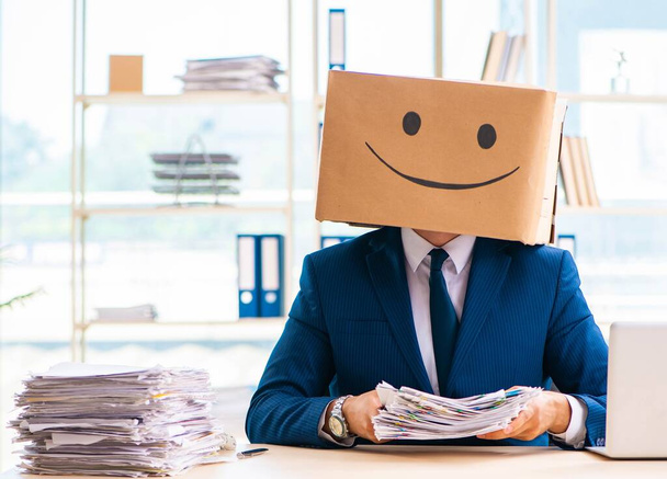 Homem feliz com caixa em vez de cabeça
 - Foto, Imagem