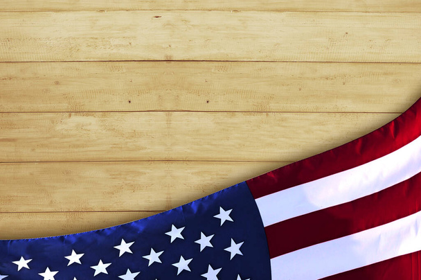 Bandeira americana dobrada em uma mesa de madeira. Conceito 4 de Julho
 - Foto, Imagem