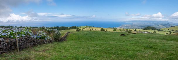 Caminhe pelo arquipélago dos Açores. Descoberta da ilha de São Miguel, Açores. Portugal
 - Foto, Imagem