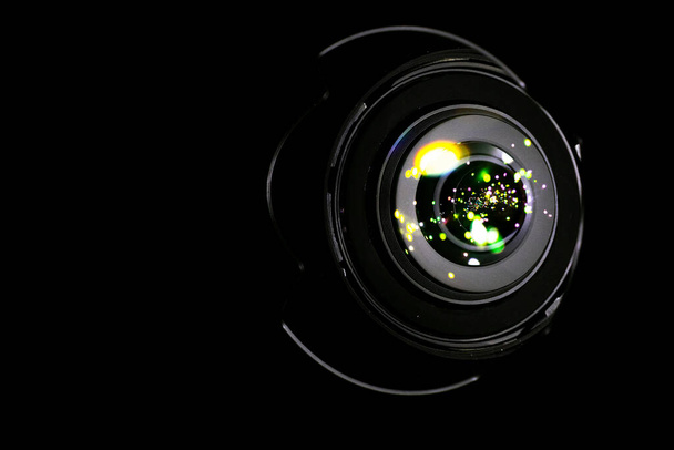 シャッターのレンズフレアライト。写真への反射、黒い背景のビデオカメラ。デジタルマクロスタジオで撮影された太陽の抽象的なボケ. - 写真・画像