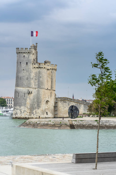 サンニコラタワー、ラ・ロシェル、大西洋の一部であるビスケー湾に位置するフランスの都市と海港の古い港の有名な塔の一つ - 写真・画像