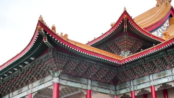 Traditionele Chinese dakdecoraties en architectuur in Concertzaal in Chiang Kai Shek Memorial, Taipei, Taiwan.Hoge hoek, statische beweging, slow motion, HD. - Video