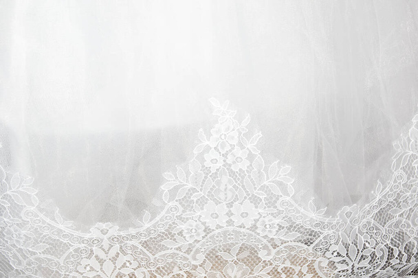 Μέρος του λευκού φορέματος της νύφης είναι διακοσμημένο με κεντήματα - Φωτογραφία, εικόνα