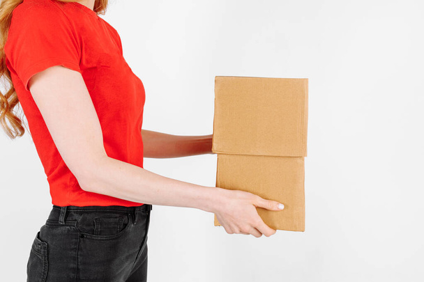 Kurýr drží lepenkové krabice na izolovaném bílém pozadí. Rychlá a bezplatná doprava. Online obchody a expresní doručení - Fotografie, Obrázek