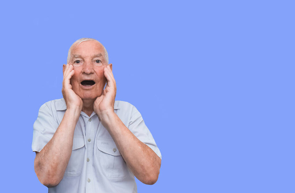 Le vieil homme aux émotions sur fond de studio couleur
 - Photo, image