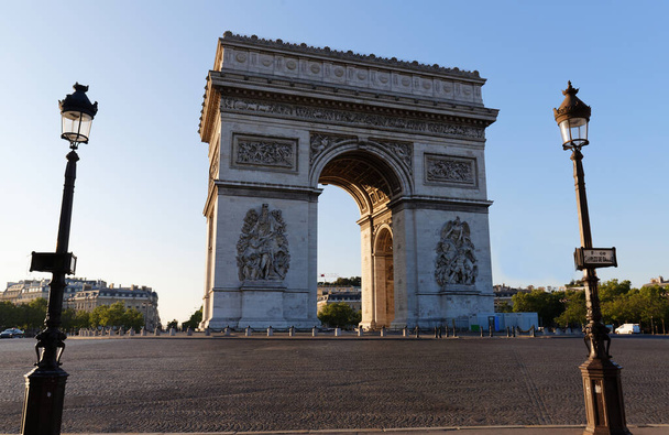 Triumphal Arch on yksi kuuluisimmista muistomerkeistä Pariisissa. Se kunnioittaa niitä, jotka taistelivat ja kuolivat Ranskan puolesta.. - Valokuva, kuva