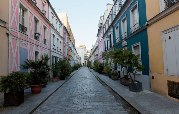 Rue Cremieux Paris dans le 12ème arrondissement de Paris est un lieu de maisons et volets de couleur pastel, une petite rue bizarre dans le centre de la ville
. - Photo, image