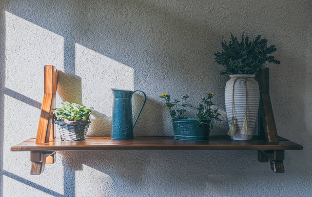 Домашний декор в стиле Прованс. Настенная полка с вазой и цветами - Фото, изображение
