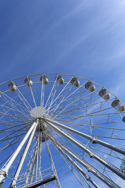 Порожнє колесо з блакитним небом на фоні
. - Фото, зображення