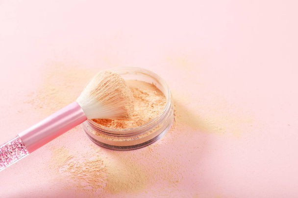Brush and loose powder on a pink background. Close-up - Foto, Imagem