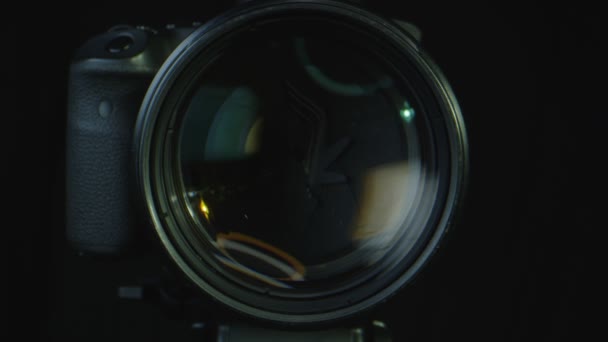 Macro primo piano del funzionamento dell'otturatore della fotocamera
 - Filmati, video