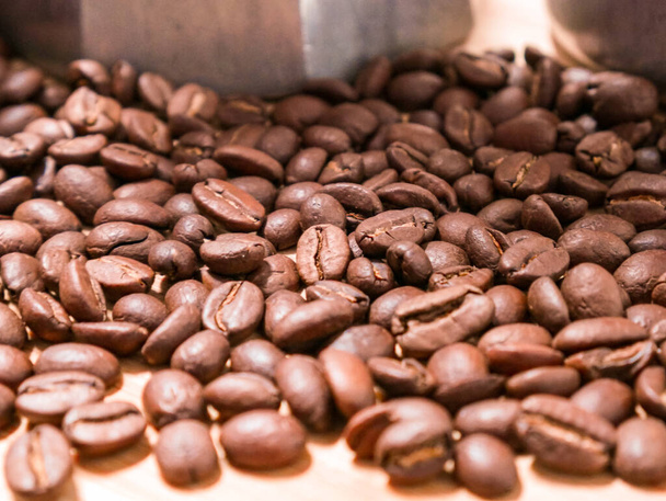 Granos de café ecológicos con cafeteras
 - Foto, imagen