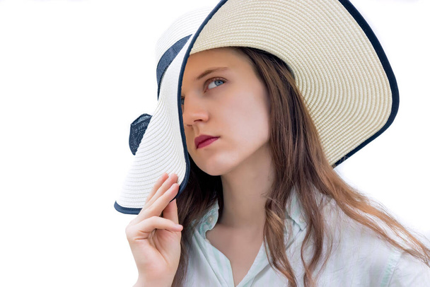 Divat fiatal nő széles karimájú kalap, fehér alapon - Fotó, kép