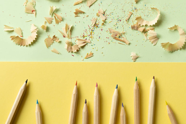 Renk bloğu arkaplanındaki kalem ve kalem talaşları - Fotoğraf, Görsel