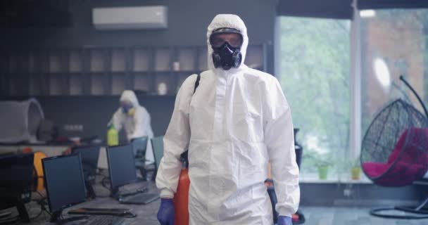 Dekontaminierungspersonal blickt in Kamera - Filmmaterial, Video