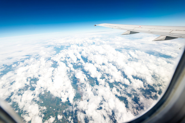 Letadlo křídla v nadmořské výšce během letu - Fotografie, Obrázek