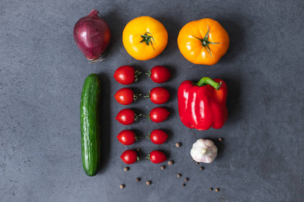 Egészséges étkezési háttér. Fénykép különböző zöldségekről a sötét asztalon. Felülnézet - Fotó, kép