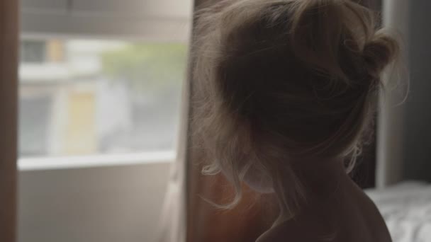 Маленька дівчинка з розпущеним волоссям вранці
 - Кадри, відео