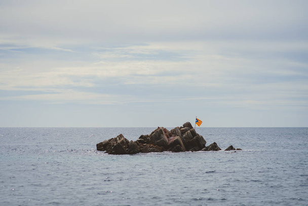Denizin ortasındaki bir çöl adasında bayrak dalgalanır - Fotoğraf, Görsel