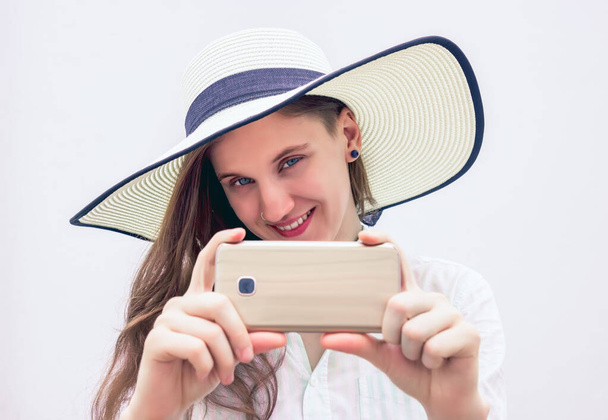 若い女性がスマートフォンを見て - 写真・画像