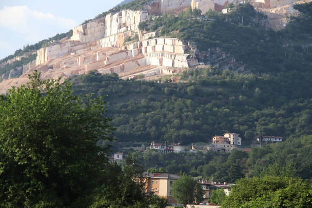 Botticino, Észak-Olaszországban a márvány kőfejtő-hegység - Fotó, kép
