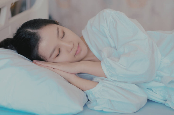 Asiatico ragazza dormire in bianco camera da letto
  - Foto, immagini