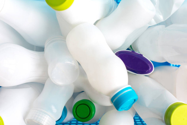Leere weiße Plastikflaschen für wiederverwertbaren Abfall. Aus nächster Nähe. Recycling von Kunststoff und Ökologie. - Foto, Bild