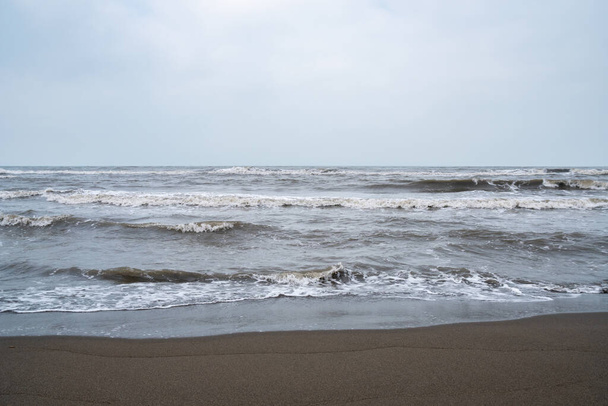 Штормовые морские волны ломаются возле побережья, Поти, Джорджия. Морской пейзаж
 - Фото, изображение