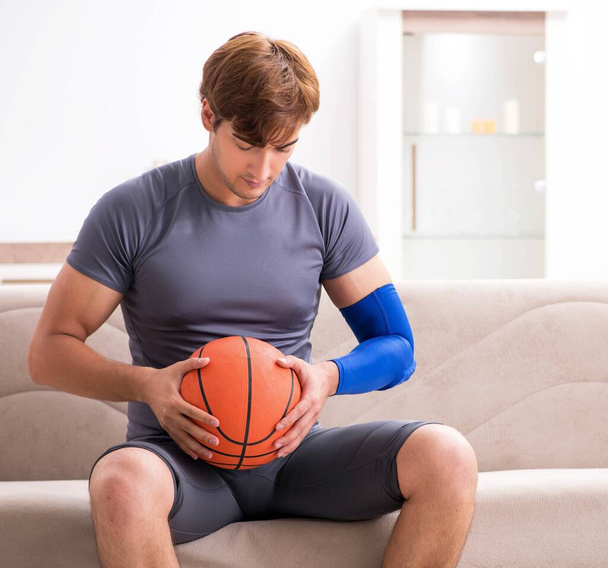 Sérült férfi lábadozik otthon sportsérülés - Fotó, kép