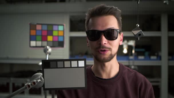 Video vyvážené ColorChecker. Muž testuje profesionální filmovou kameru. ColorChecker Gray Scale, Classic Card a Spidercube. Pomáhá zajistit přesnou vyváženost barev. ARRI Alexa Mini, objektiv 32 mm - Záběry, video