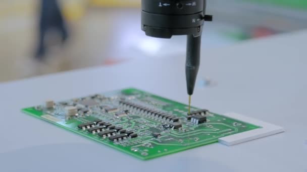Automatischer Manipulator mit Spendernadel während der Arbeit mit SMT-Leiterplatte - Nahaufnahme - Filmmaterial, Video