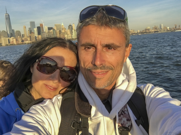 Heureux couple profitant de la visite de Manhattan en ferry. - Photo, image