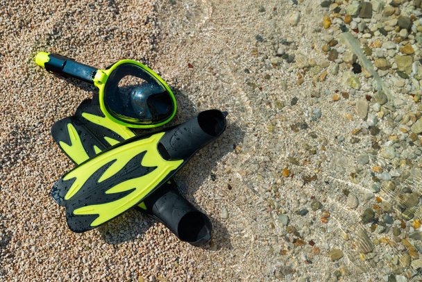 snorkelen masker met flippers op zee strand. Zomertijd, vakantie concept. kopieerruimte - Foto, afbeelding