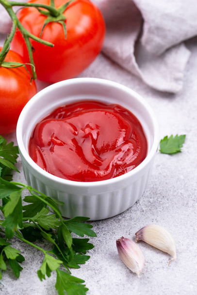 Sarımsaklı taze ev yapımı domates sosu. - Fotoğraf, Görsel
