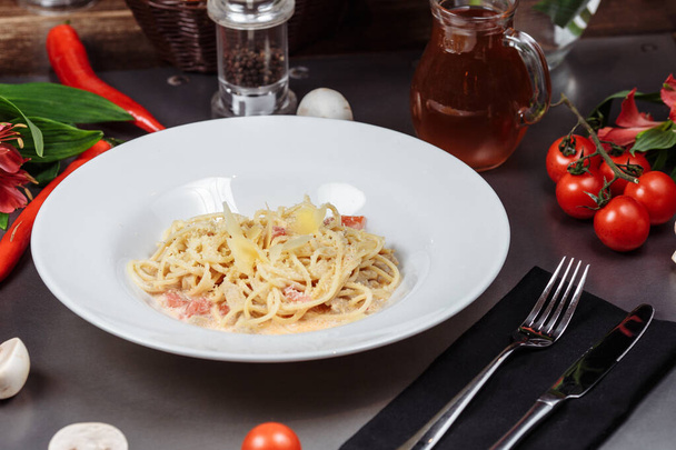 Plate of chicken pasta on a rustic wooden table. - Foto, Imagem