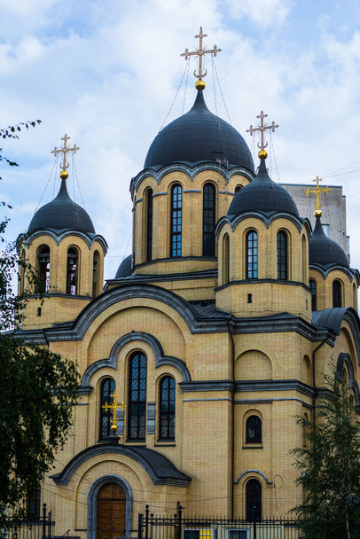 Nahaufnahme der Kirche mit Kuppeln auf der Straße - Foto, Bild