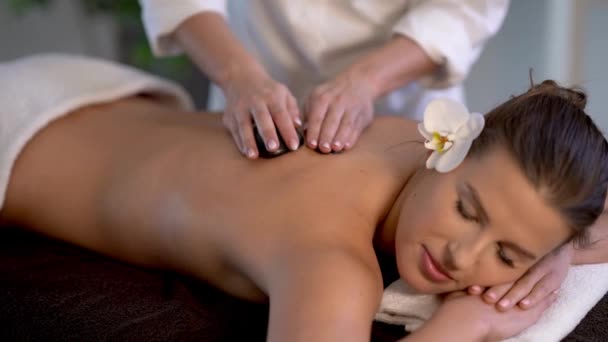 Mulher desfrutando de massagem corporal no clube de spa
 - Filmagem, Vídeo