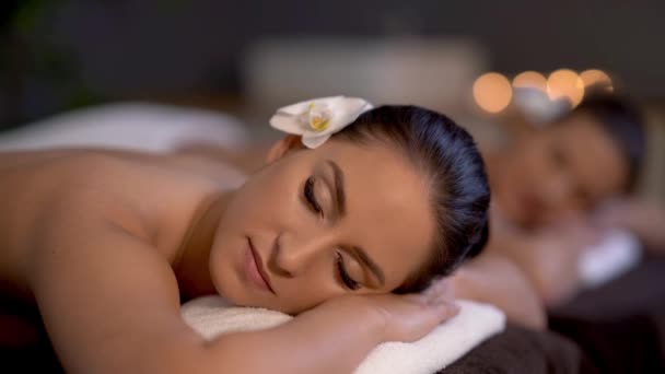 Relaxuje dívka přátelé těší masáž těla v spa klubu - Záběry, video