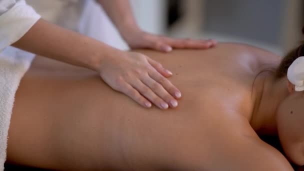 Mulher desfrutando de massagem corporal no clube de spa
 - Filmagem, Vídeo