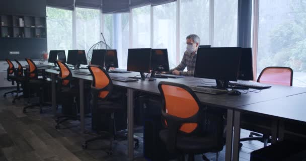 Hombre trabajando solo en la oficina
 - Metraje, vídeo