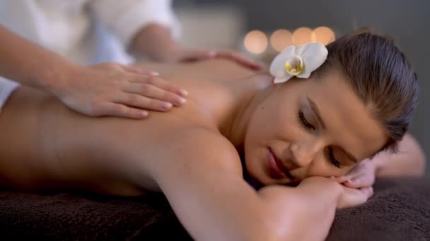 Mujer disfrutando de masaje corporal en club de spa
 - Metraje, vídeo