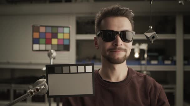 Video RAW, nehodnocené. Muž testuje profesionální filmovou kameru. ColorChecker Gray Scale, Classic Card a Spidercube. Pomáhá zajistit přesnou vyváženost barev. ARRI Alexa Mini, objektiv 32 mm - Záběry, video