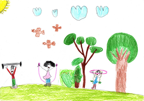 Kinderzeichnung einer glücklichen Sportfamilie mit Kindern, die Spaß im Freien hat.Aktives Konzept für einen gesunden Lebensstil. Bleistiftkunst im kindlichen Stil. - Foto, Bild