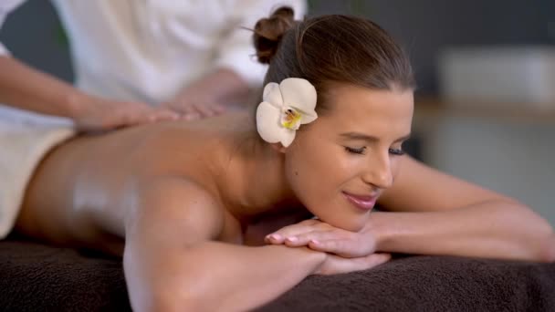 Mujer disfrutando de masaje corporal en club de spa
 - Imágenes, Vídeo