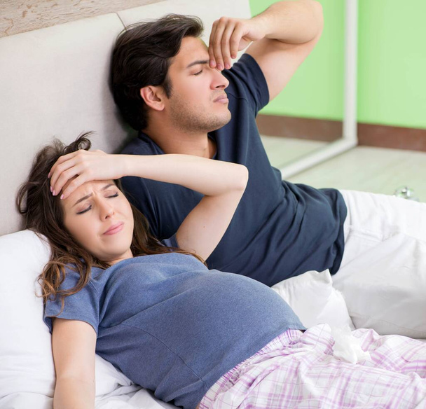 Junger Ehemann kümmert sich um seine schwangere Frau - Foto, Bild
